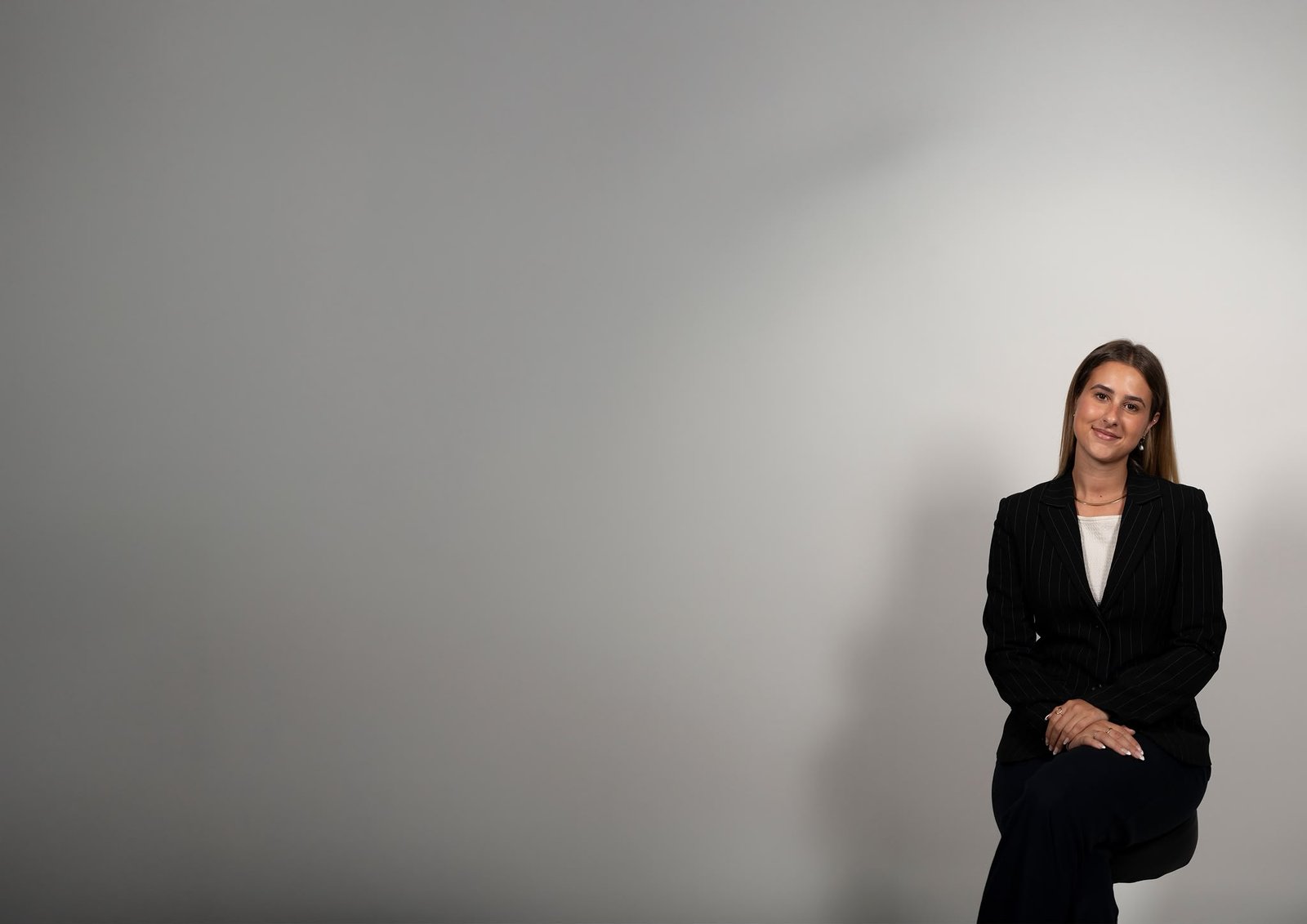 Amélie Stettbacher im Blazer, Vollbild-Hero-Aufnahme